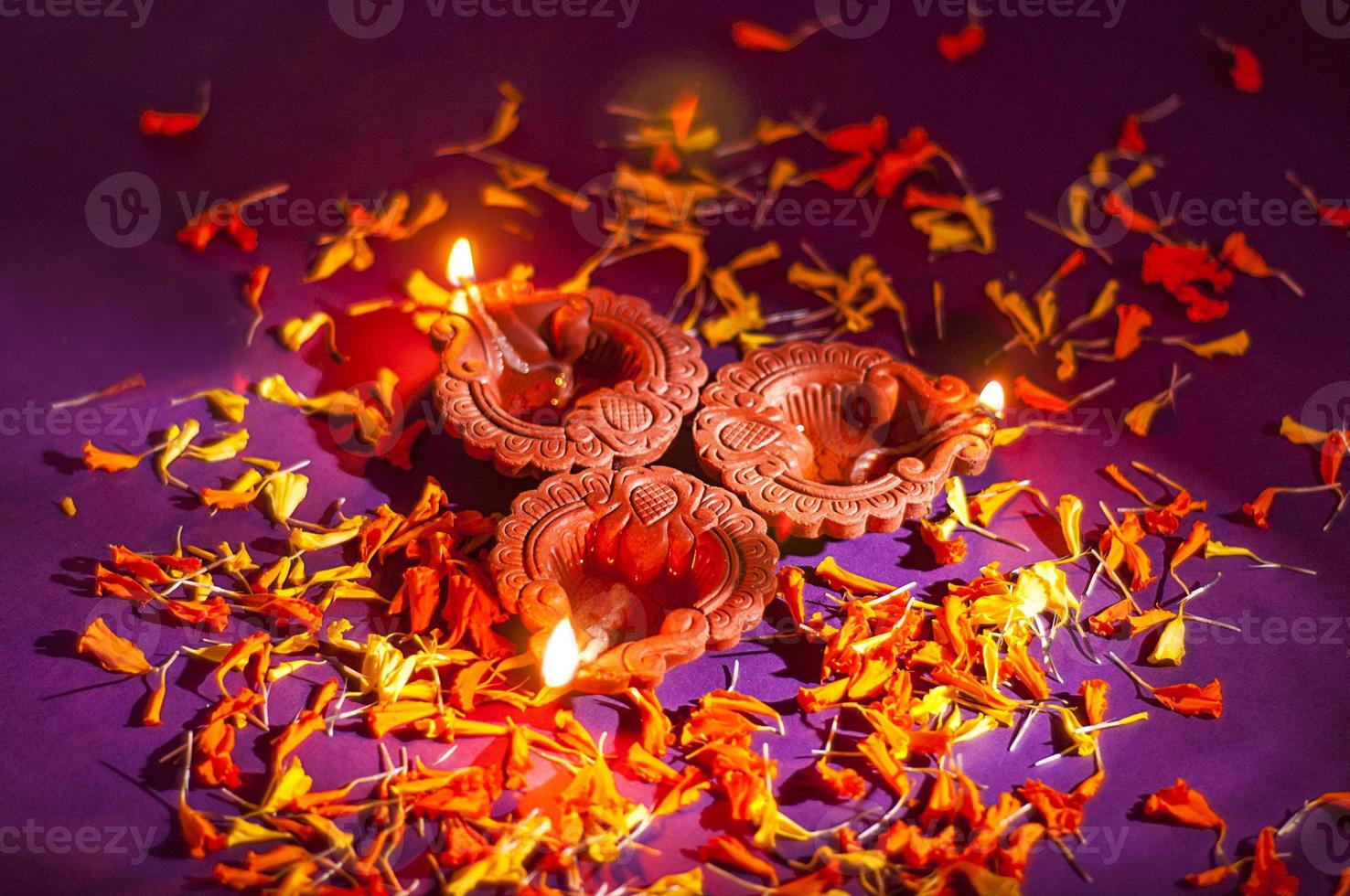 lampes diya en argile allumées pendant la célébration de diwali. conception de cartes de voeux fête de la lumière hindoue indienne appelée diwali photo