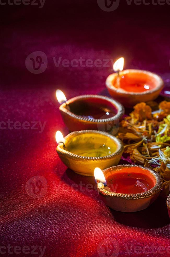 lampes diya en argile allumées pendant la célébration de diwali. conception de cartes de voeux fête de la lumière hindoue indienne appelée diwali photo