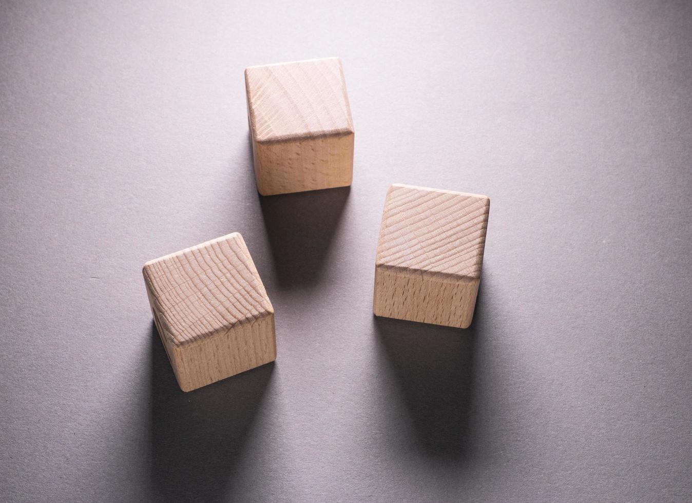 cubes de formes géométriques en bois photo