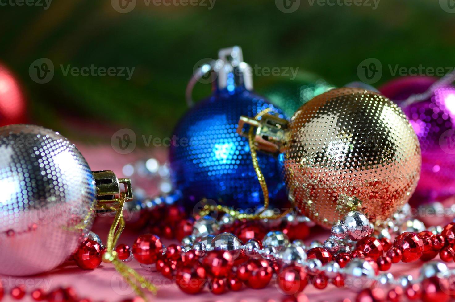 décoration de noël boule de noël et ornements avec la branche d'arbre de noël photo