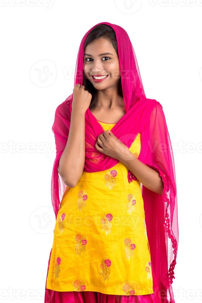 belle fille traditionnelle indienne posant sur fond blanc. photo