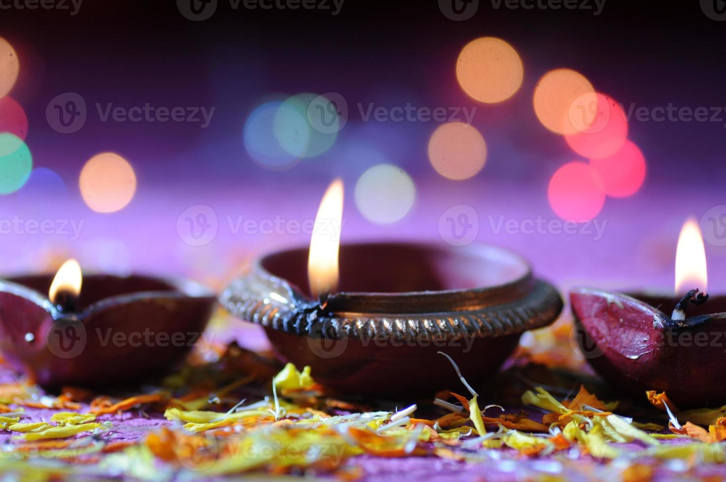 lampes diya en argile allumées pendant la célébration de diwali. conception de cartes de voeux fête de la lumière hindoue indienne appelée diwali photo