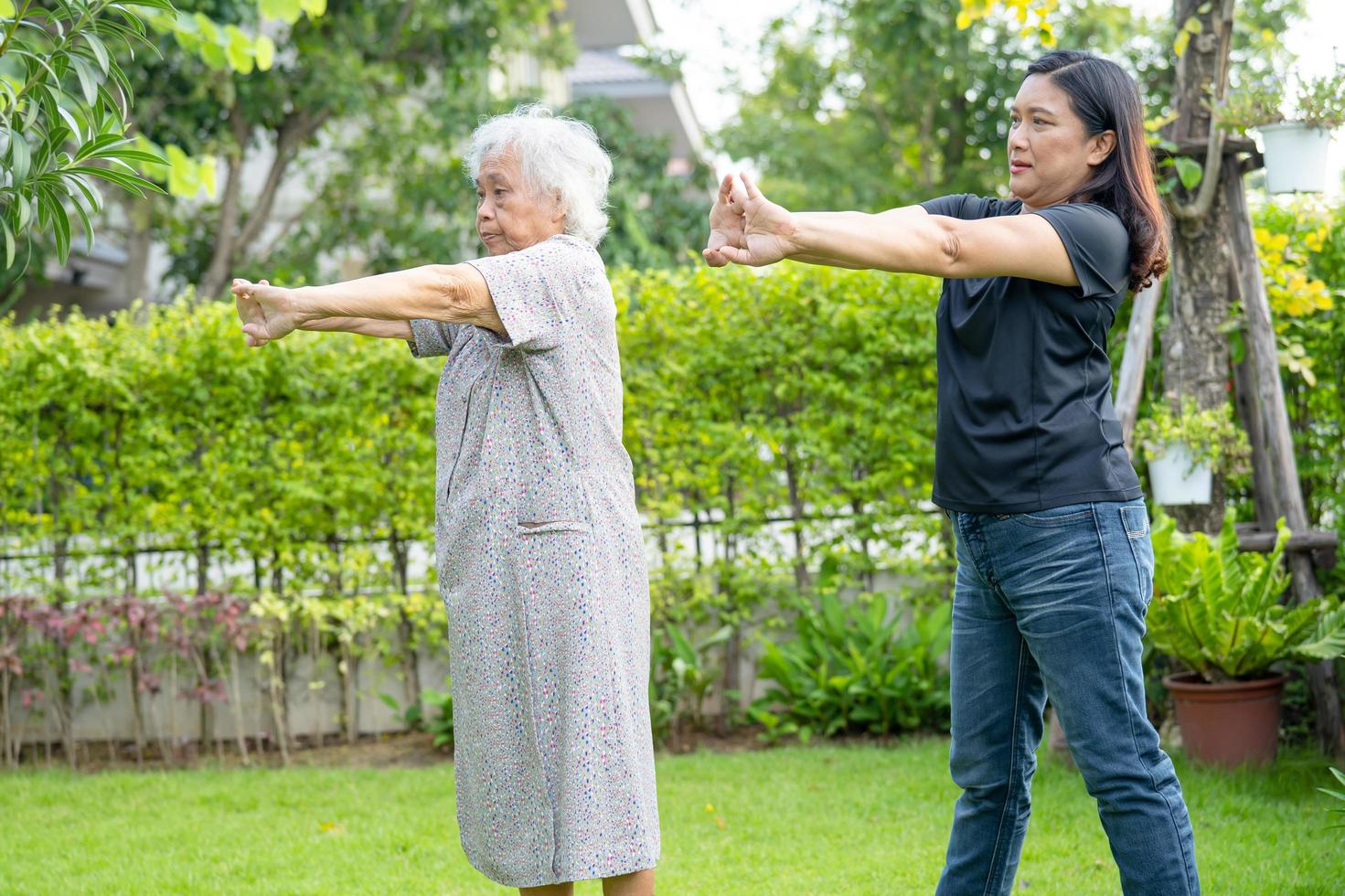 Asiatique senior ou vieille dame patiente exercice avec plaisir frais heureux dans le parc, concept médical fort et sain photo