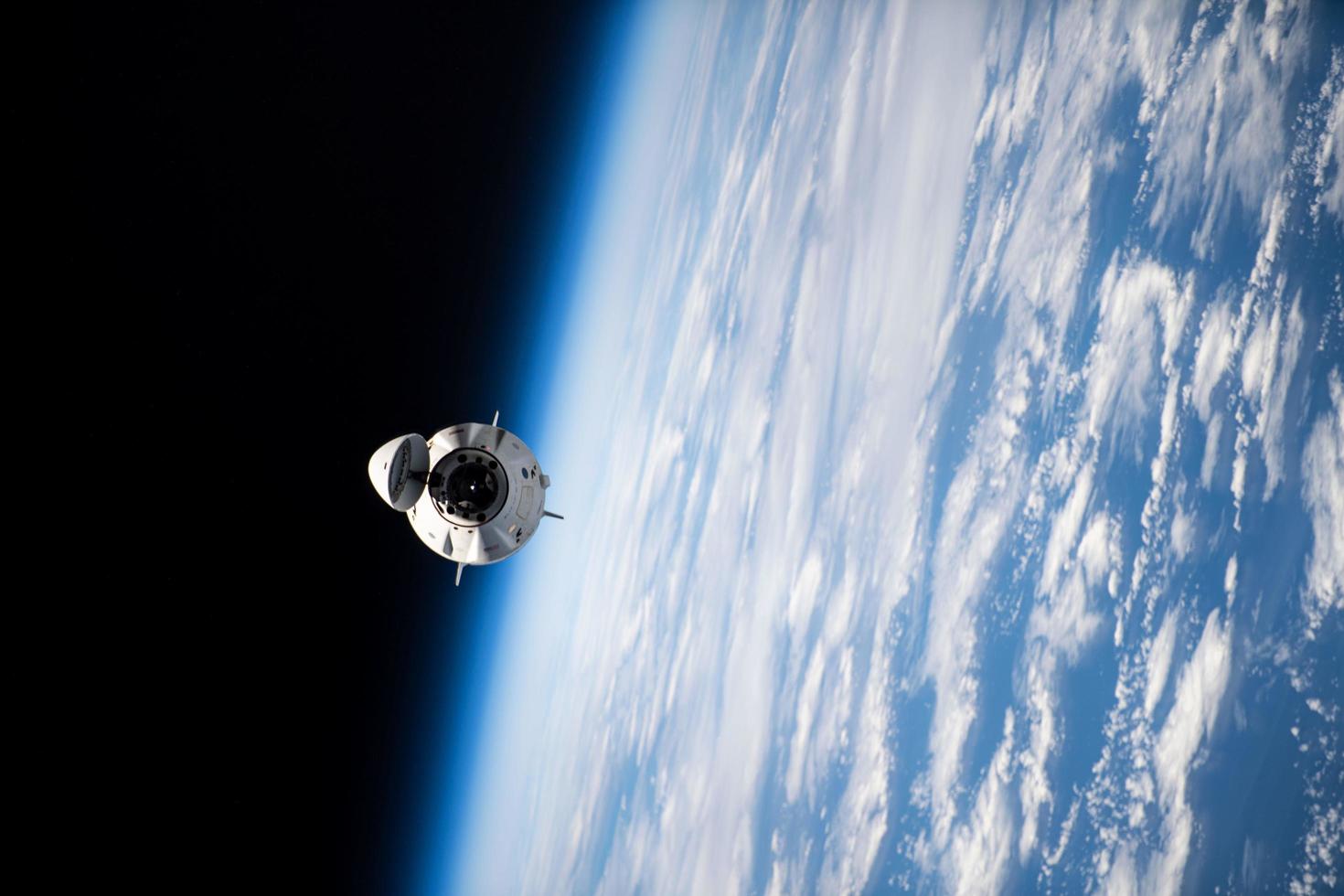 l'effort du dragon de l'équipage spacex quitte la station spatiale photo