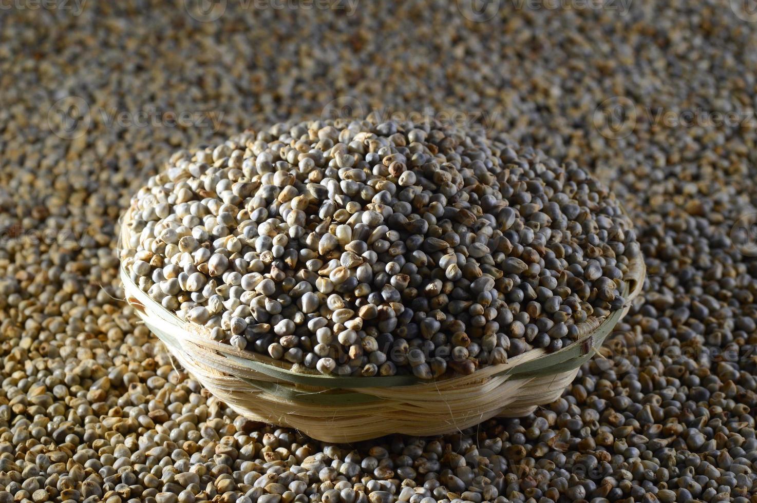 millet perlé bajra dans un panier en bois de bambou photo