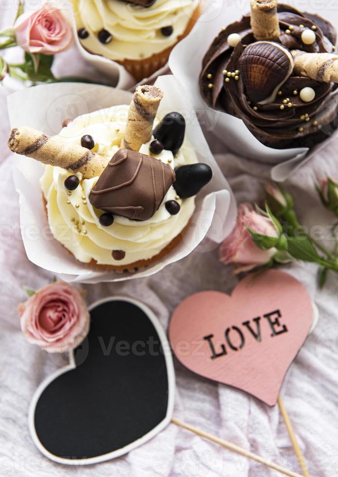 cupcakes au chocolat pour la Saint-Valentin sur fond de bois blanc photo