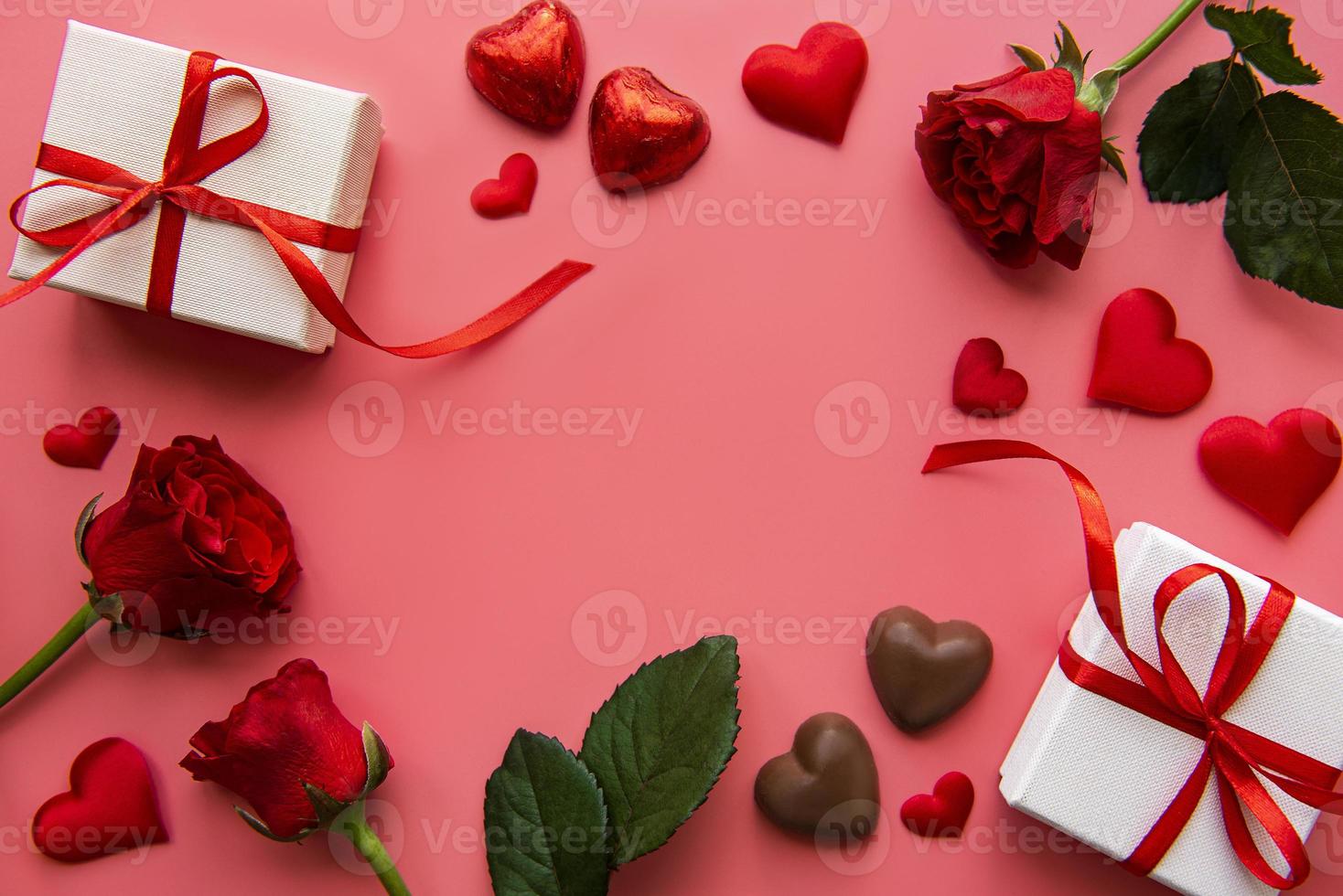 coffrets cadeaux avec ruban rouge et roses rouges, concept de la Saint-Valentin photo