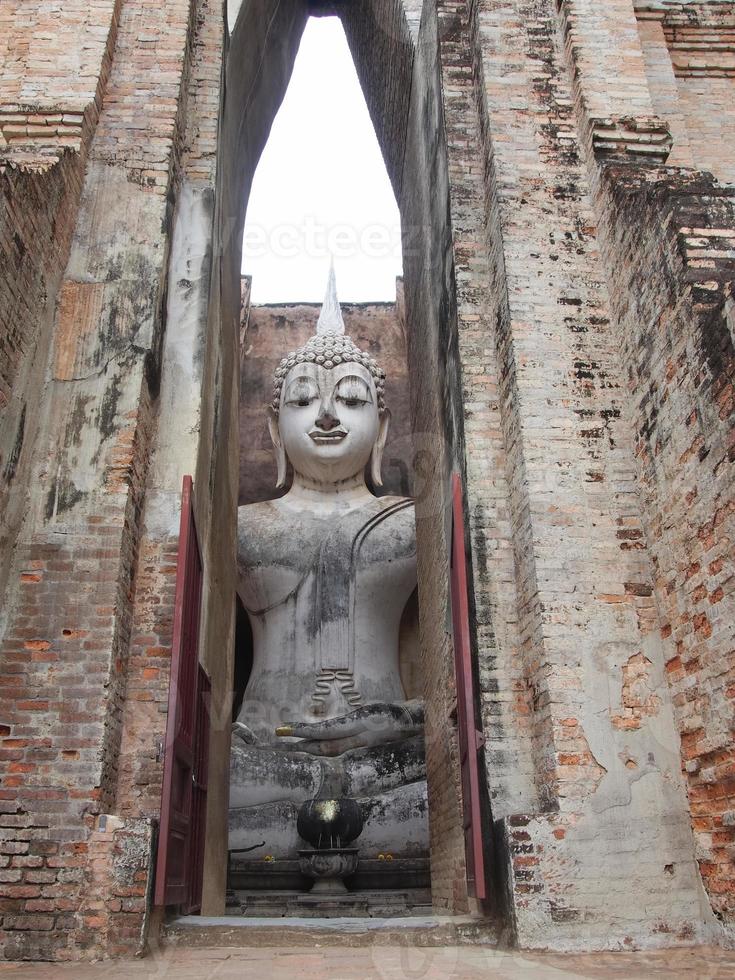 grande statue de bouddha du nom phra ajarn dans le site du patrimoine mondial du parc historique de phra montop wat srichum sukhothai. photo