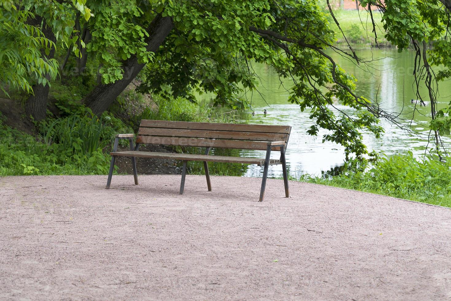 banc à la piste et à la rivière. photo