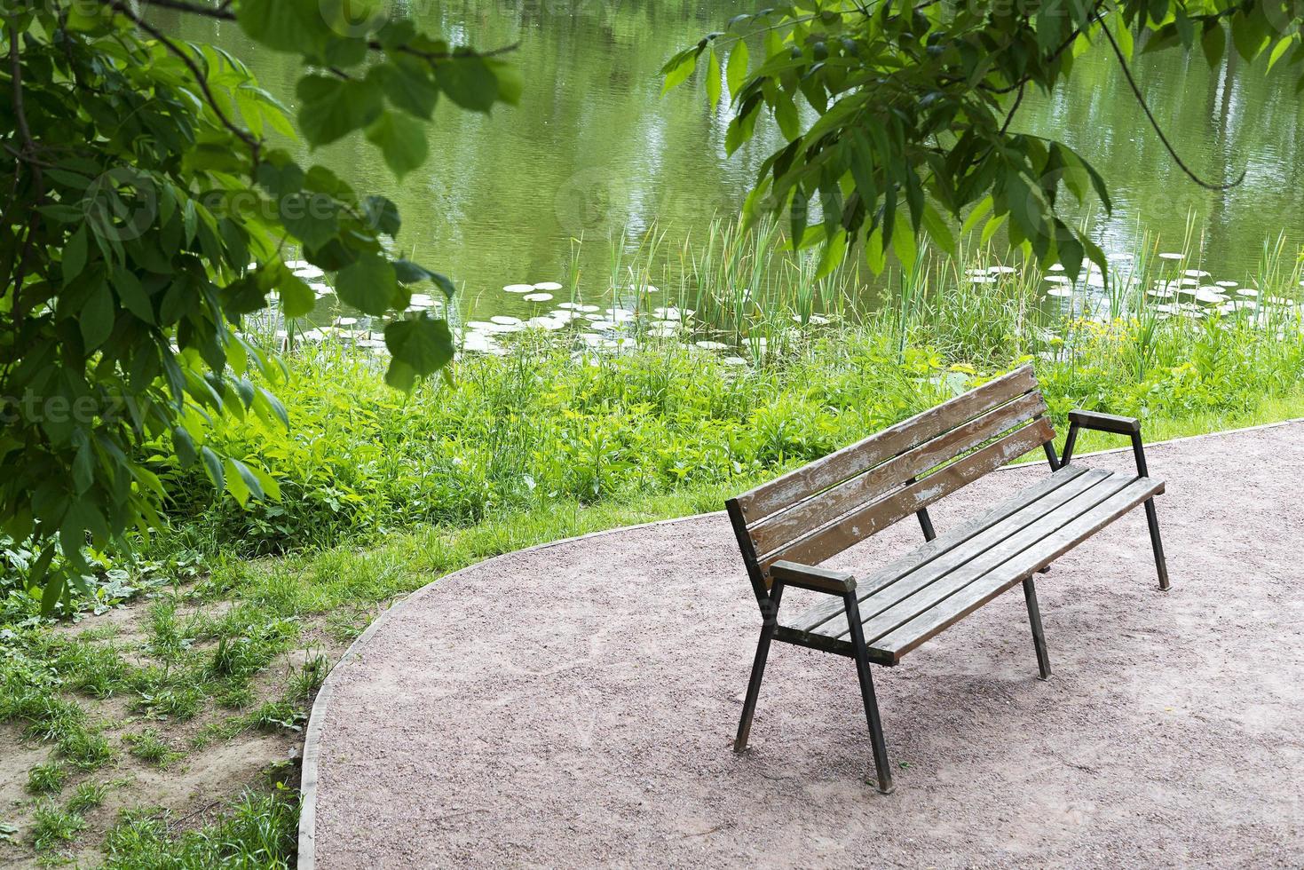 banc à la piste et à la rivière. photo