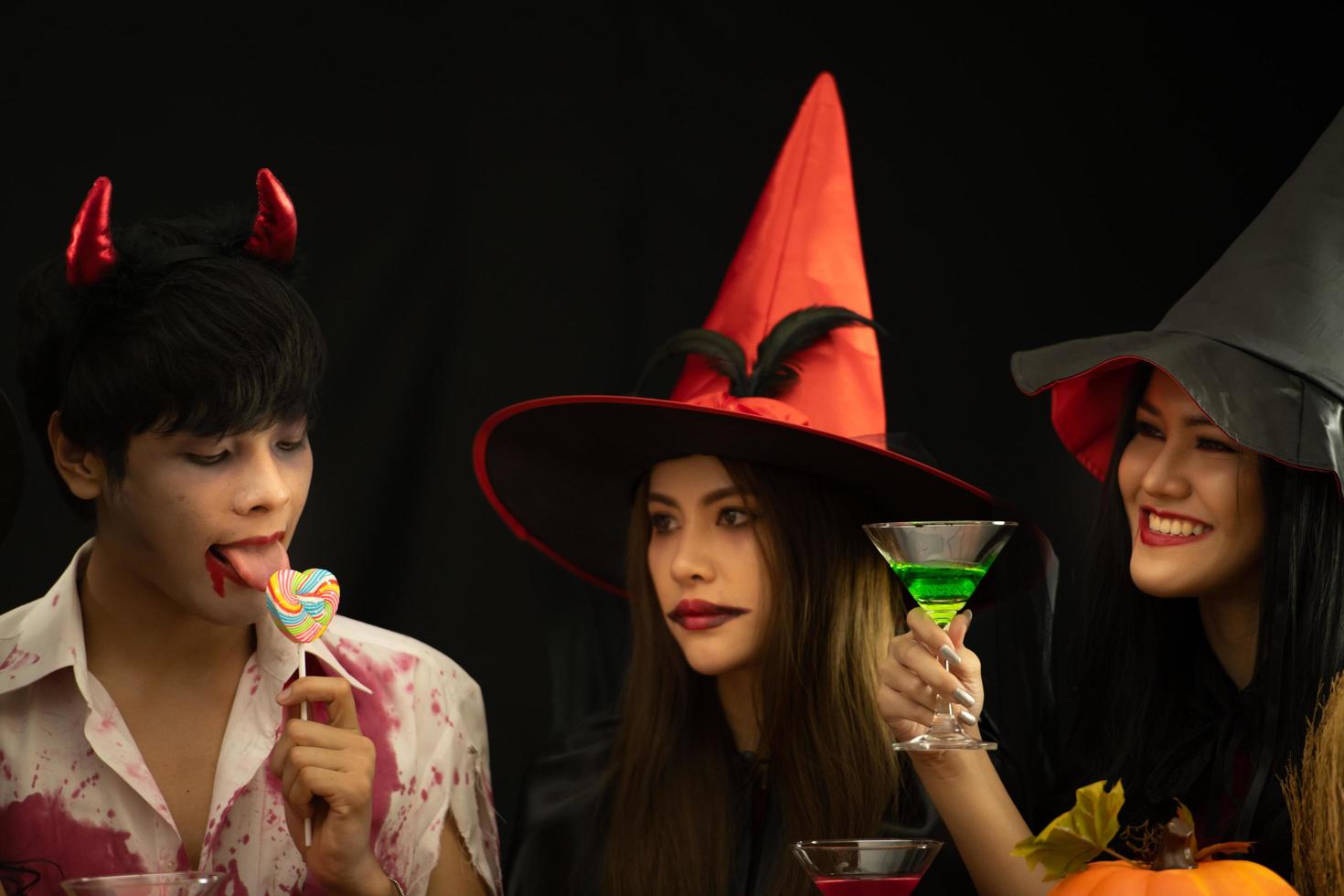 les jeunes asiatiques assistent à une fête d'halloween photo