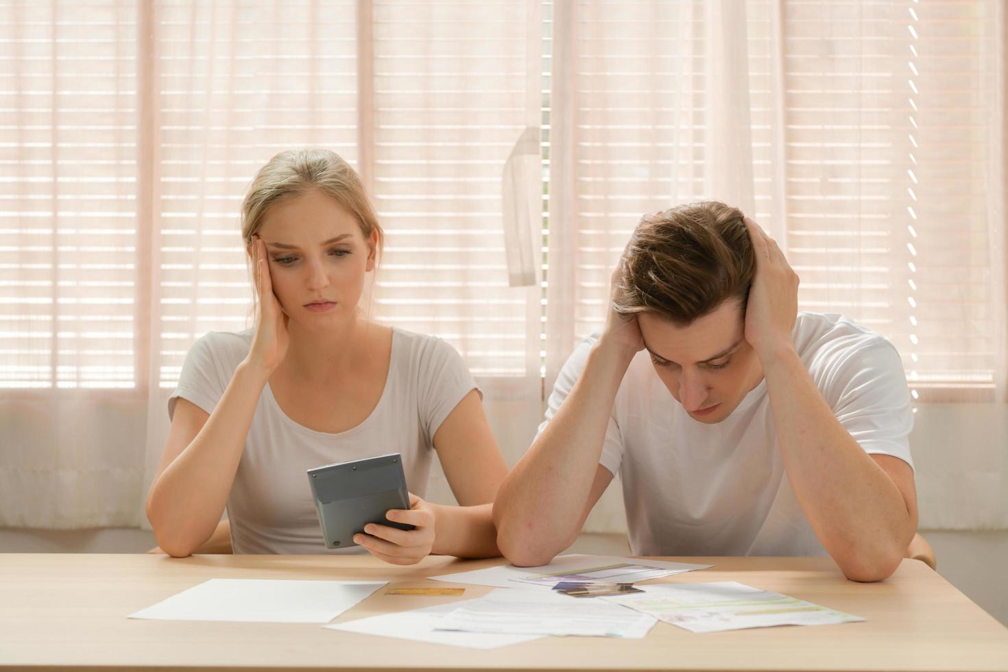 les couples ayant des problèmes financiers étant d'humeur stressante et trouvant une solution aux problèmes financiers familiaux, ont besoin de discuter de leurs plans financiers avec des conseillers financiers. photo