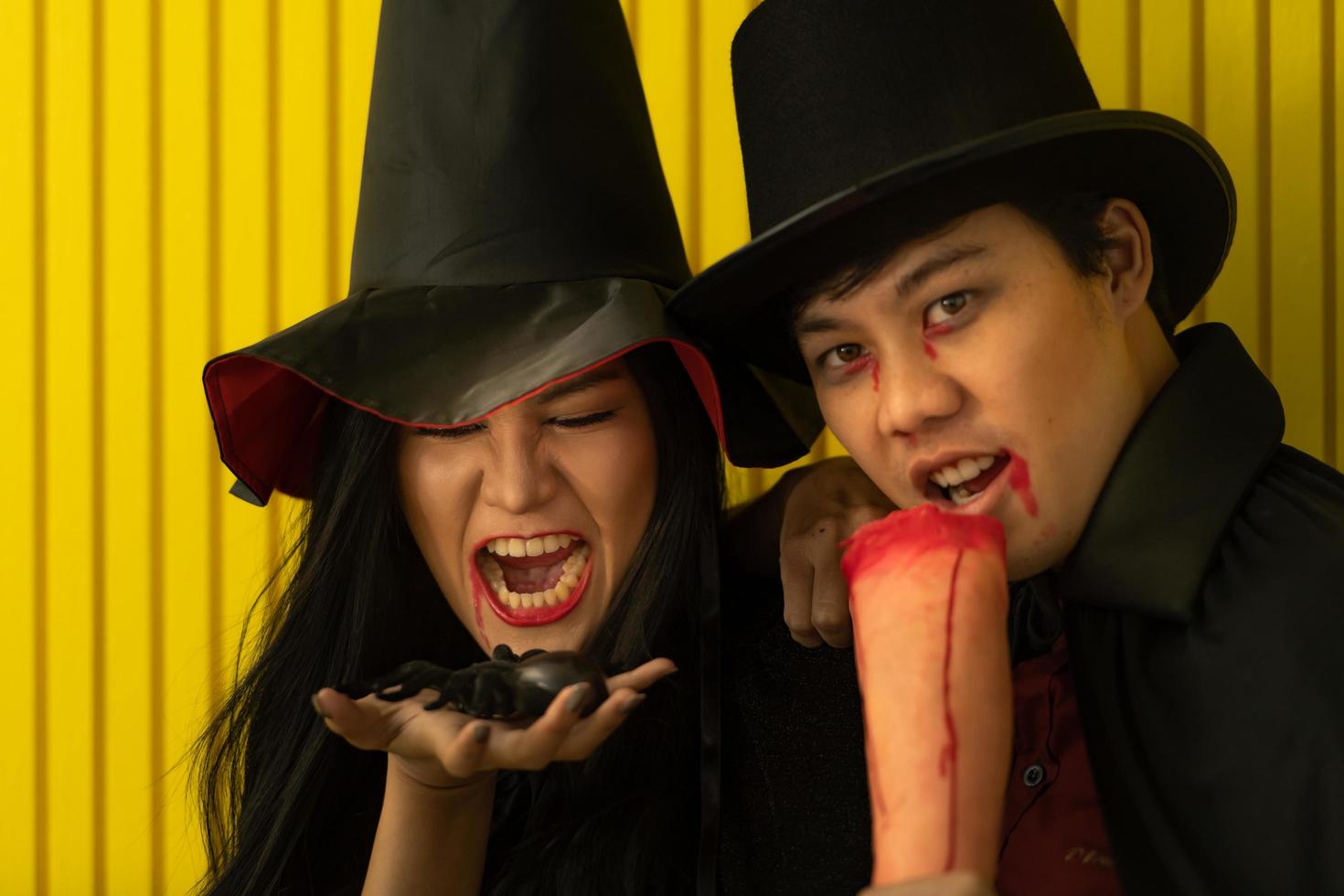 les jeunes asiatiques assistent à une fête d'halloween photo