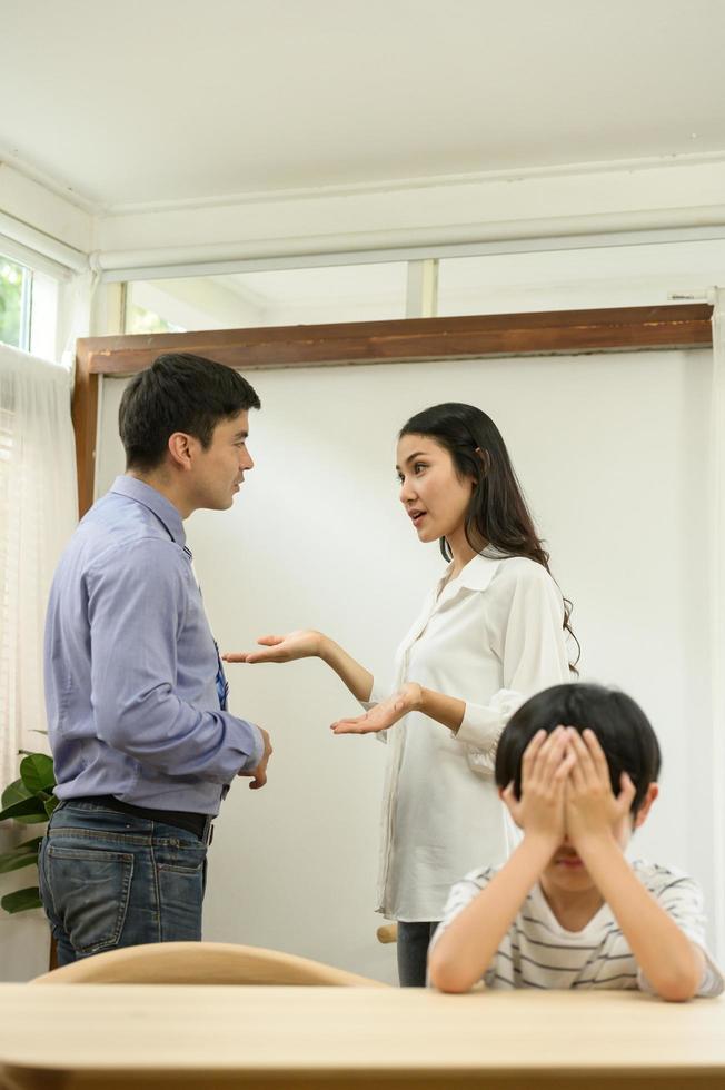 un garçon triste qui a enduré l'écoute de ses parents se disputer à la maison. photo