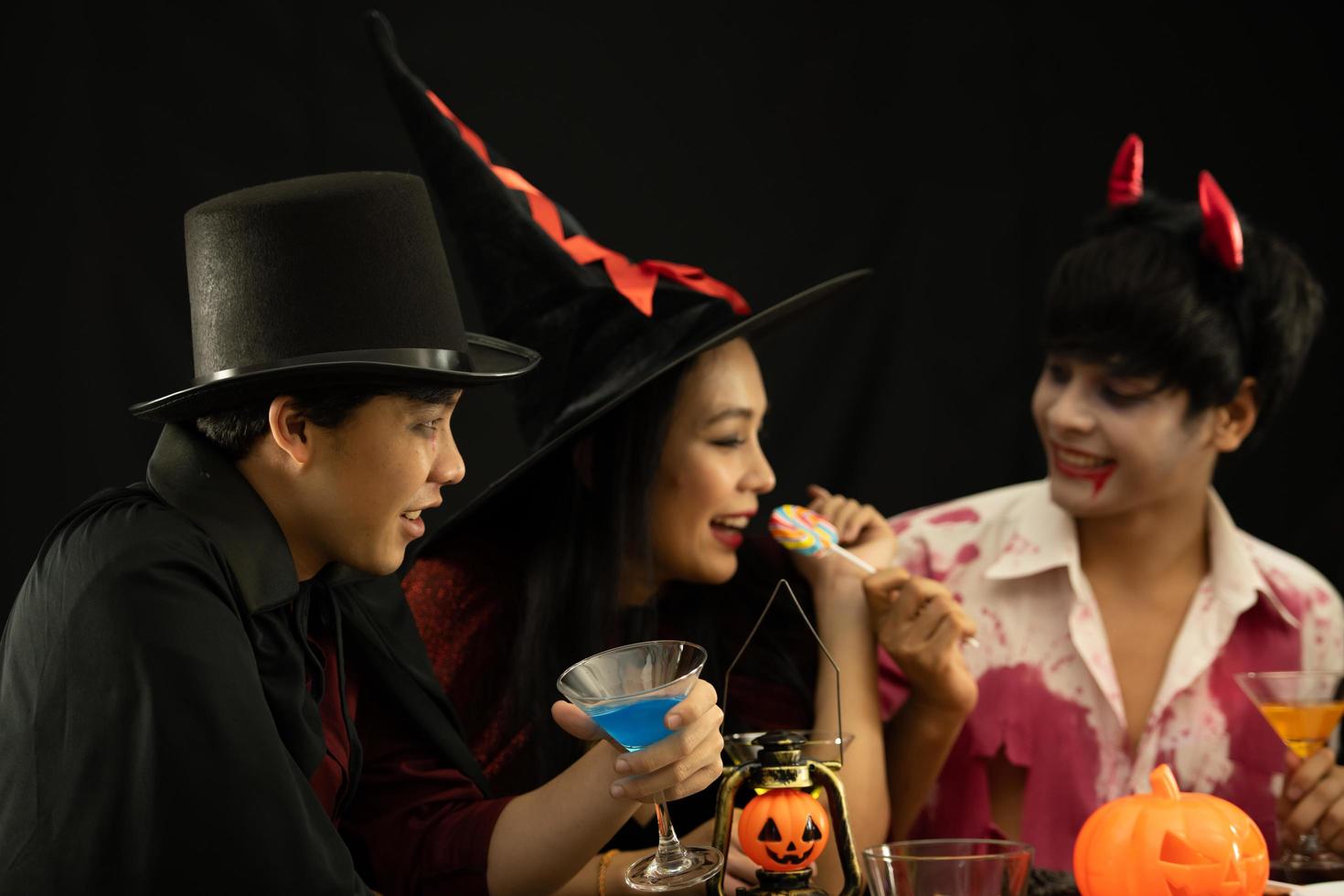 les jeunes asiatiques assistent à une fête d'halloween photo