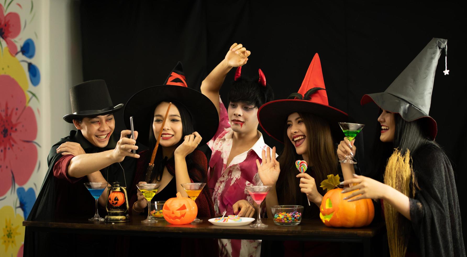 les jeunes asiatiques assistent à une fête d'halloween photo