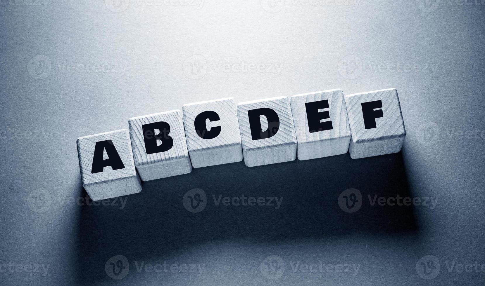 mot anglais alphabet avec des cubes en bois photo