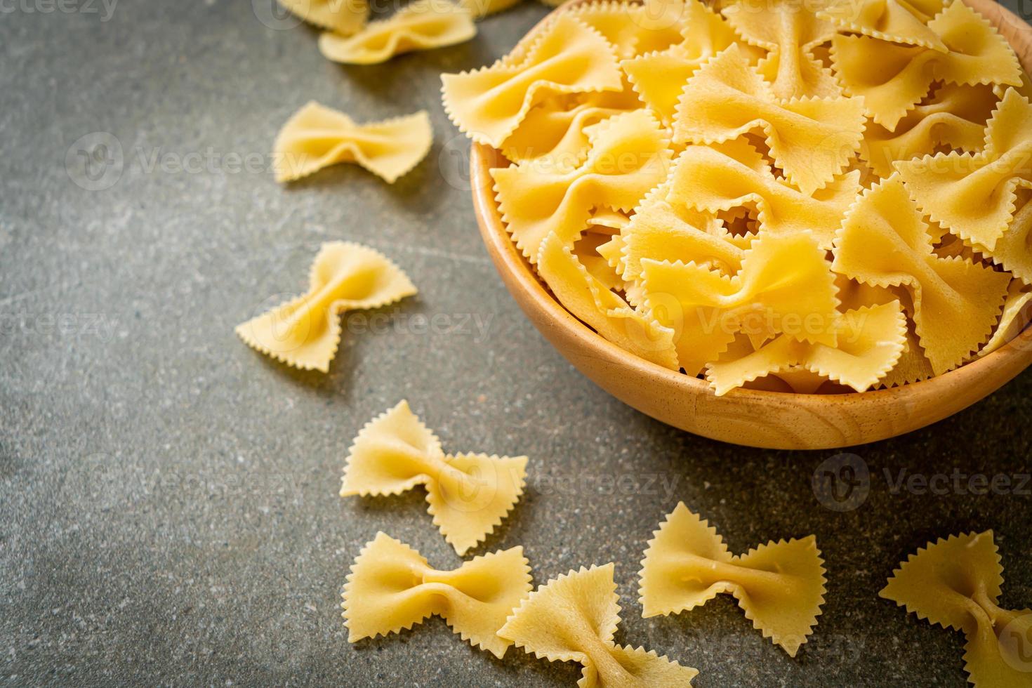 pâtes farfalle non cuites sèches dans un bol photo