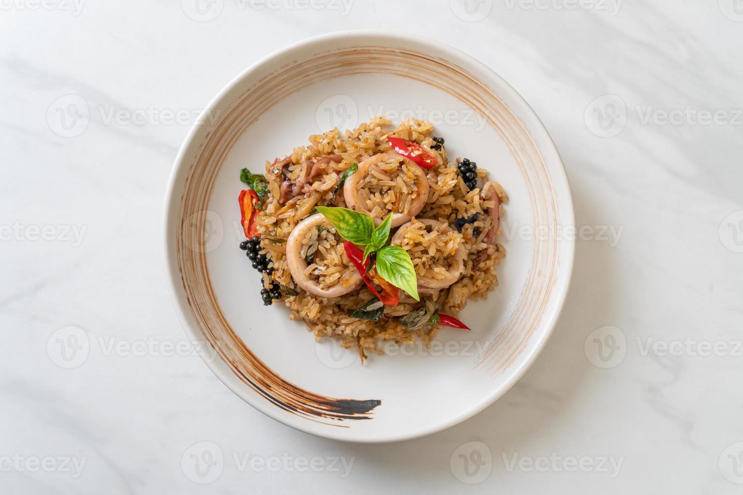 riz frit au basilic et aux herbes épicées avec calamar ou poulpe photo