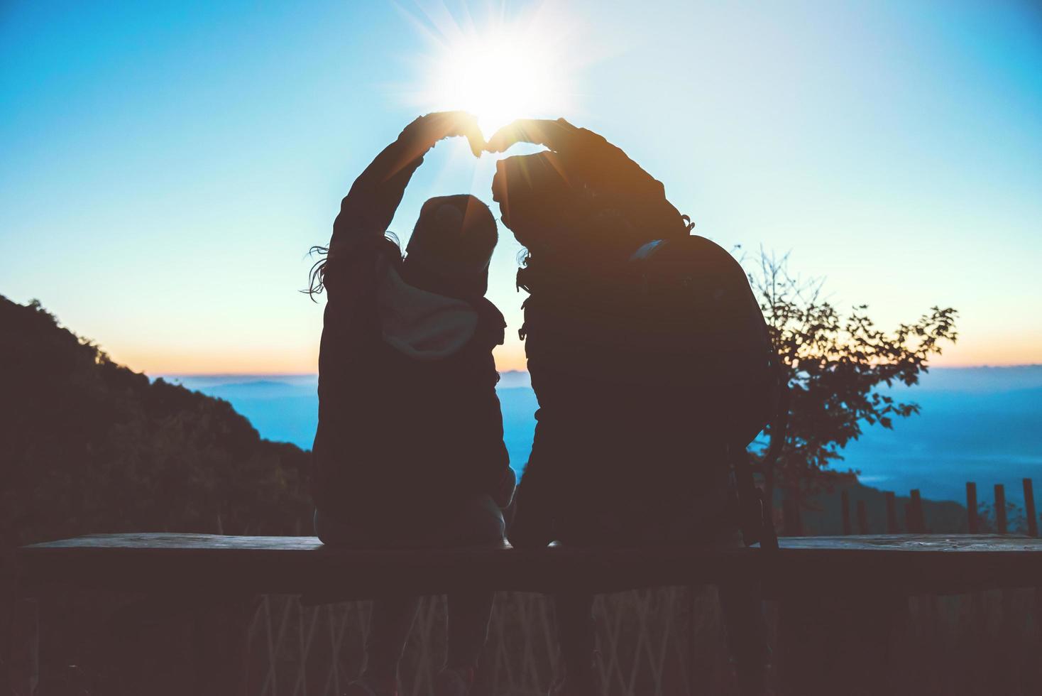 amoureux des femmes et des hommes asiatiques voyage nature. voyage se détendre. campagne au toucher naturel. sur la montagne. restez debout à regarder le soleil se lever. Thaïlande photo