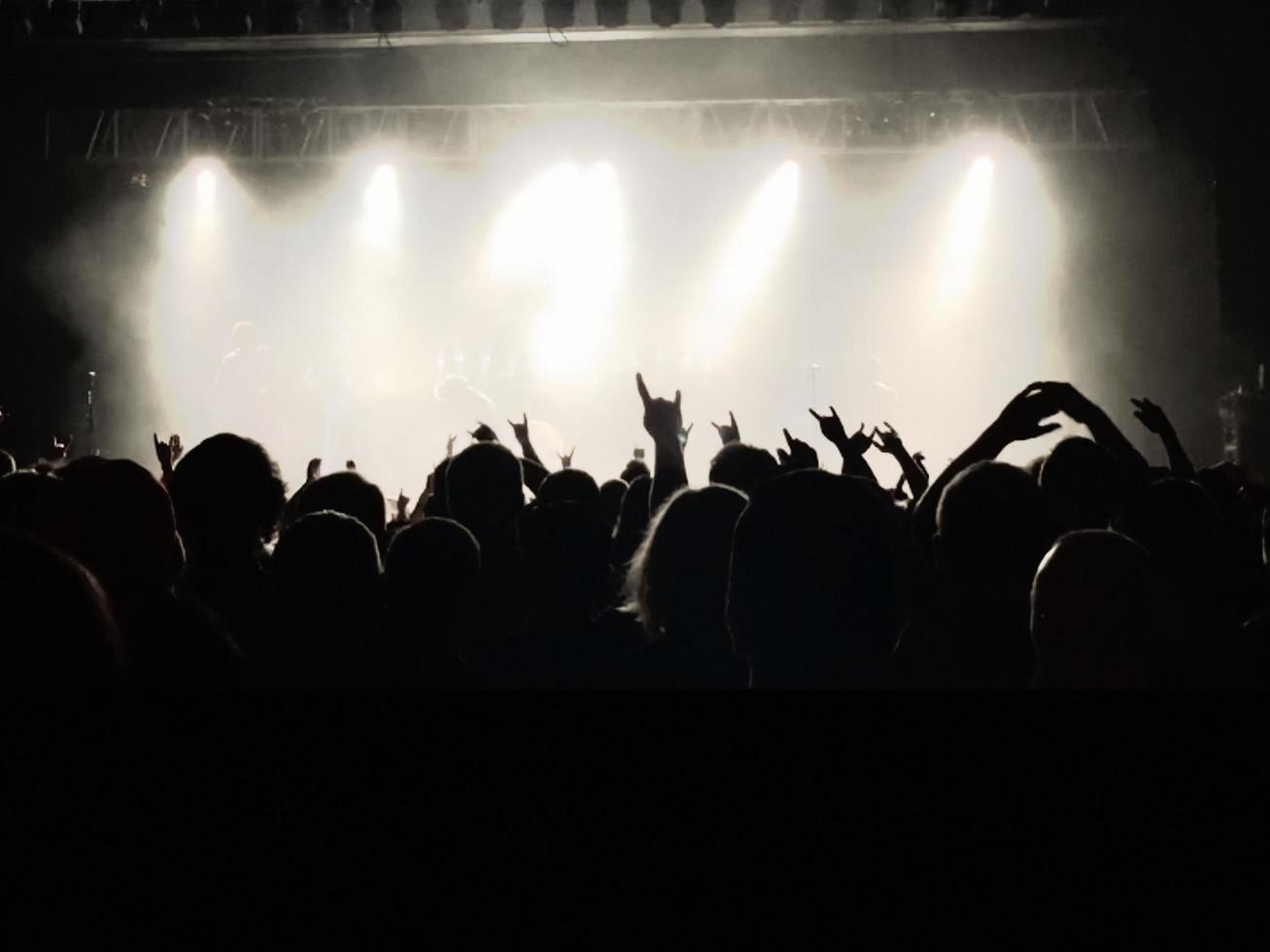 silhouette de mains en l'air sur concert - image photo