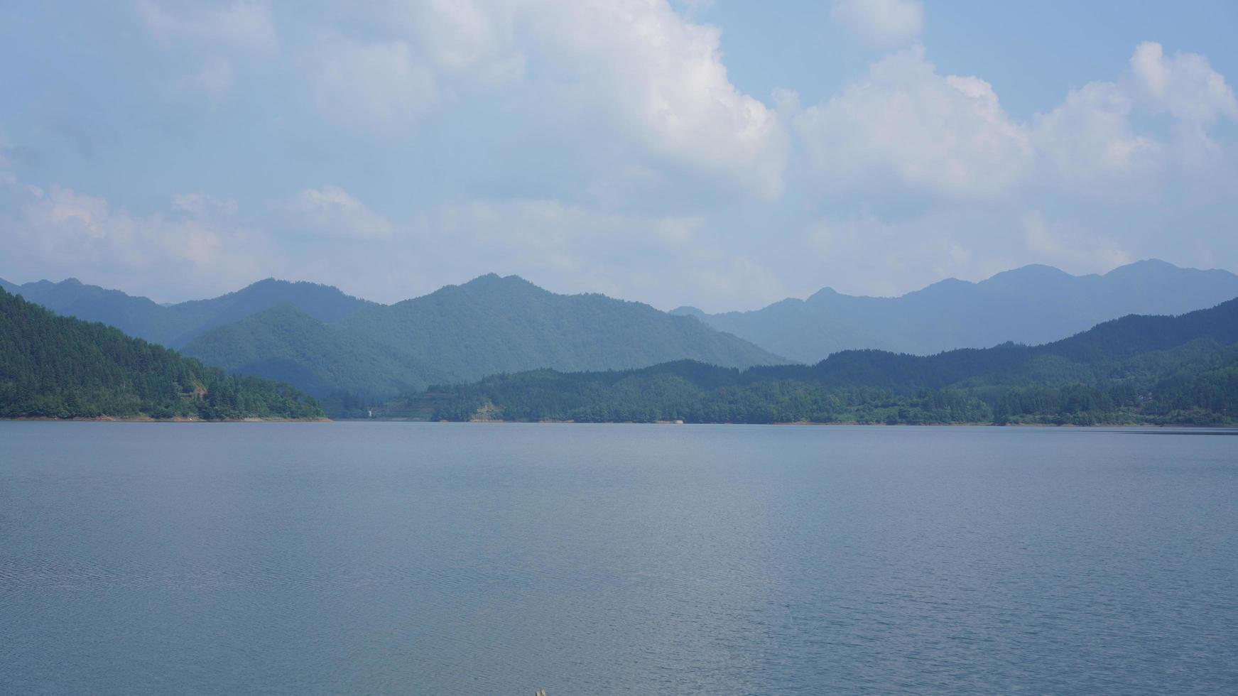 les magnifiques paysages lacustres entourés de montagnes verdoyantes dans la campagne chinoise photo