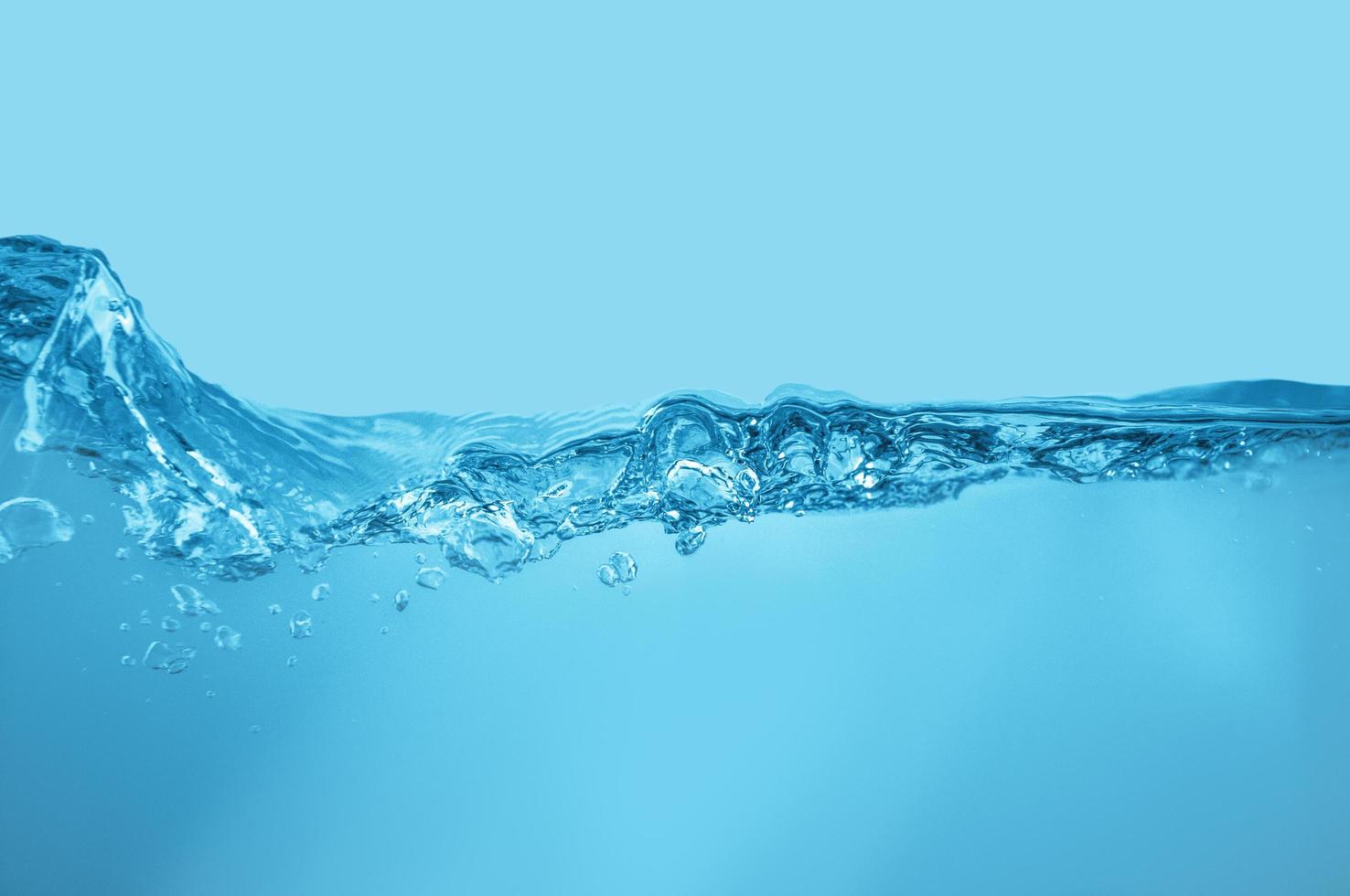 éclaboussures d'eau avec des bulles d'air photo