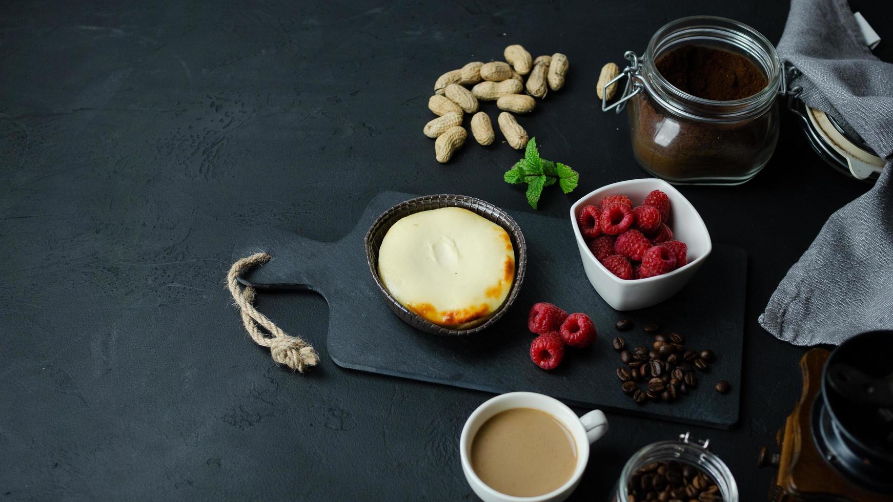 cheesecake aux framboises sur une table sombre photo