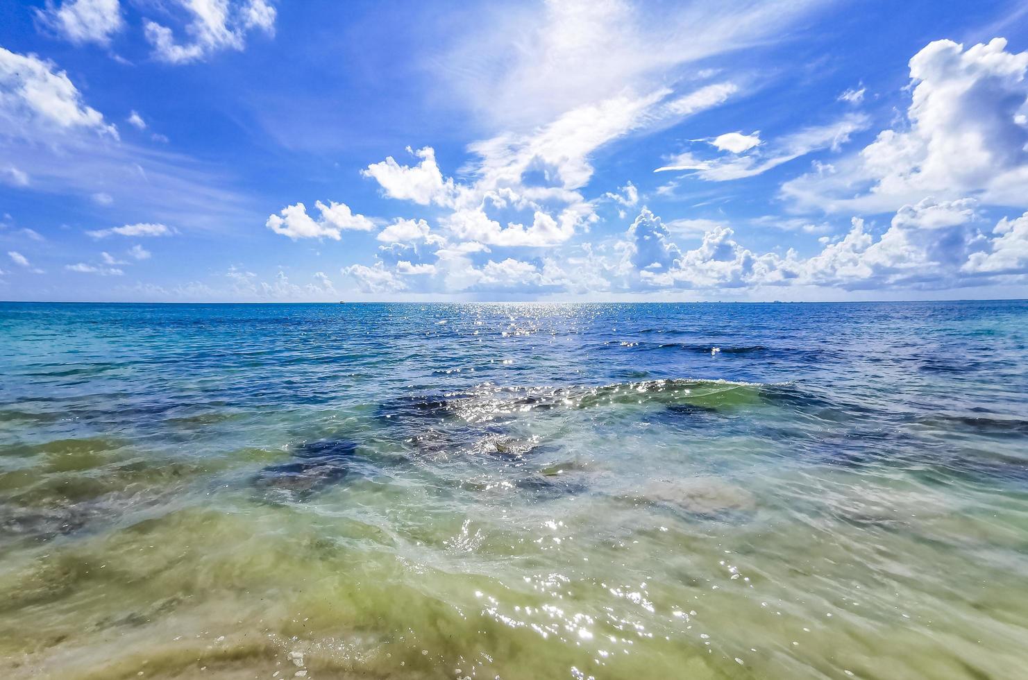 turquoise eau claire rochers pierres plage mexicaine del carmen mexique. photo