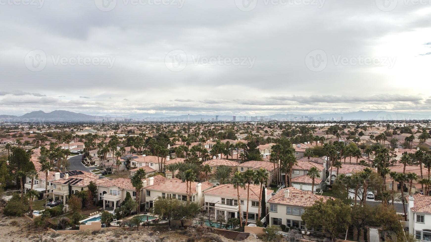 Vue ariel du quartier de Las Vegas avec le Strip en arrière-plan photo