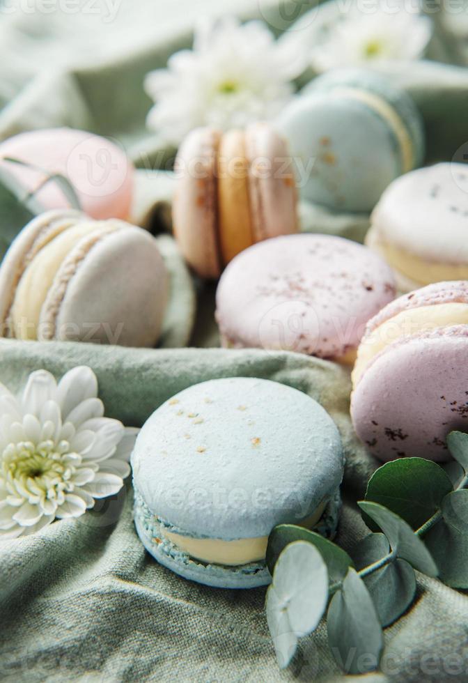 beaux macarons savoureux colorés sur fond textile photo