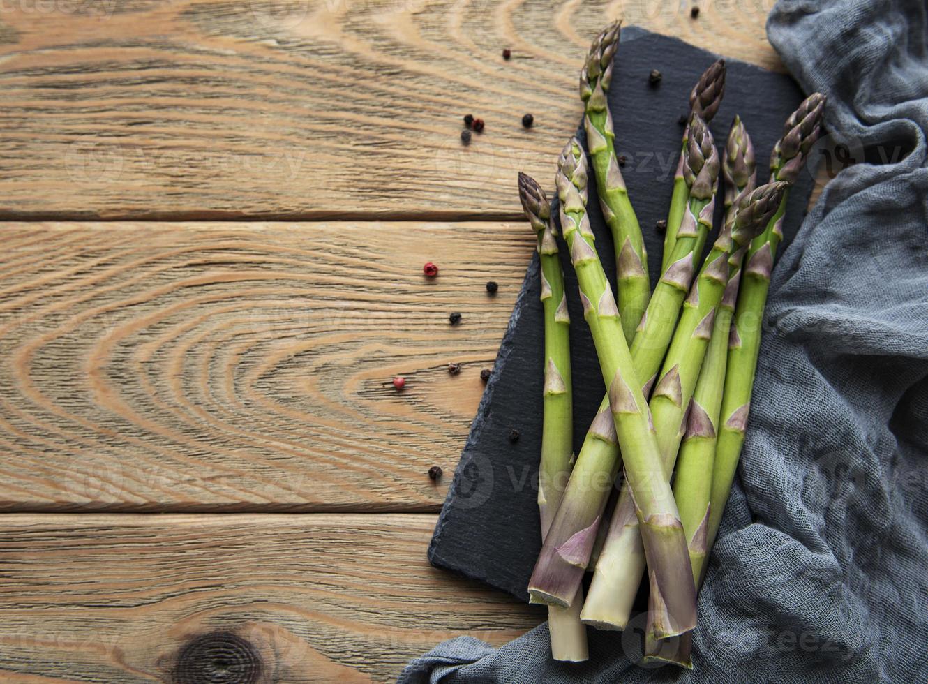 bouquet de tiges d'asperges crues photo