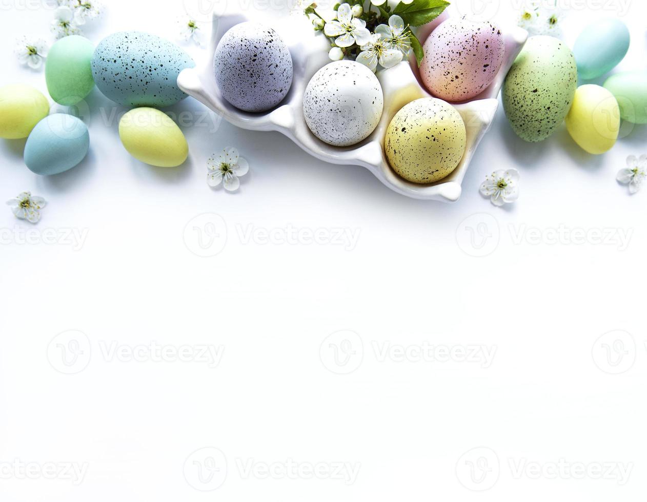 vue de dessus des oeufs de pâques peints photo