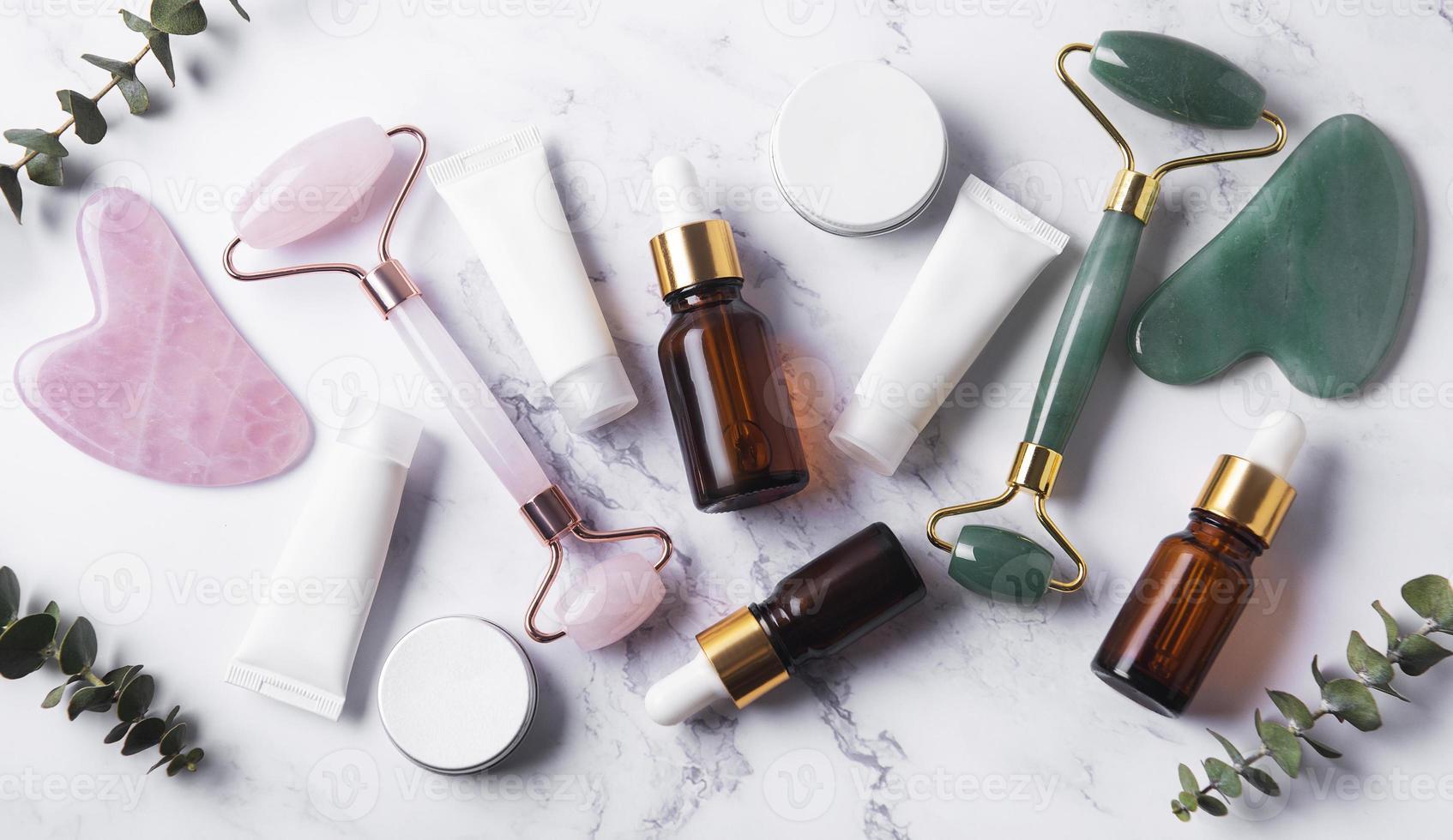 produits cosmétiques, tubes de crème, huiles essentielles et rouleau pour le visage photo