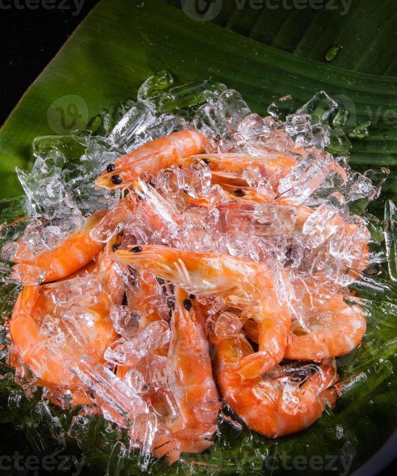 crevette crevette sur glace vendre au marché photo