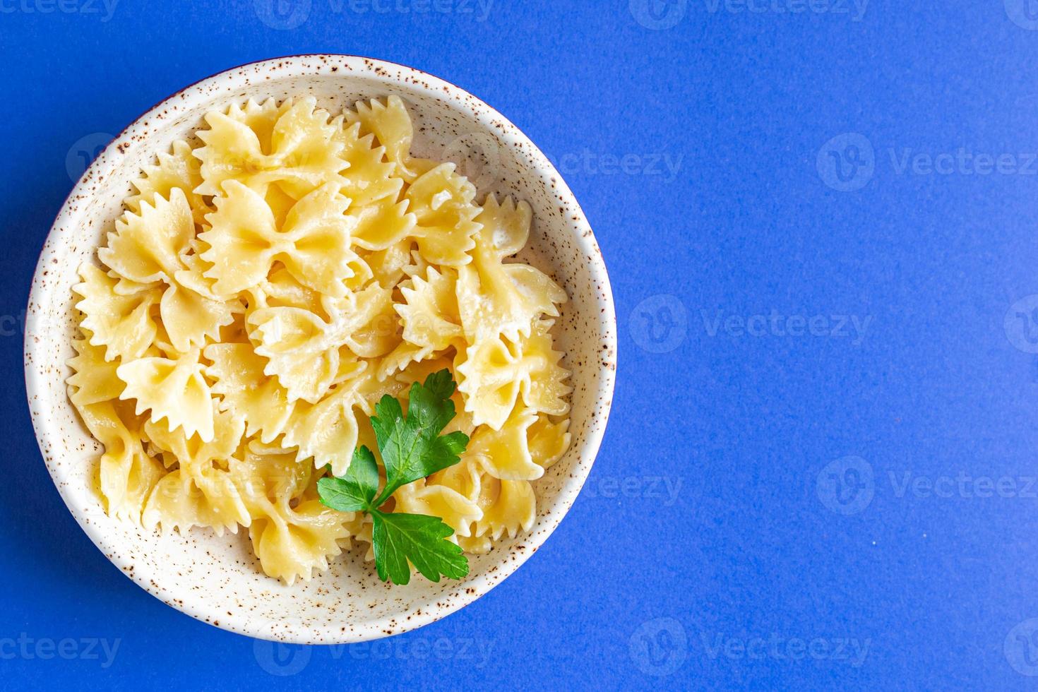 pâtes farfalle prêtes à manger des repas sains fond de nourriture photo