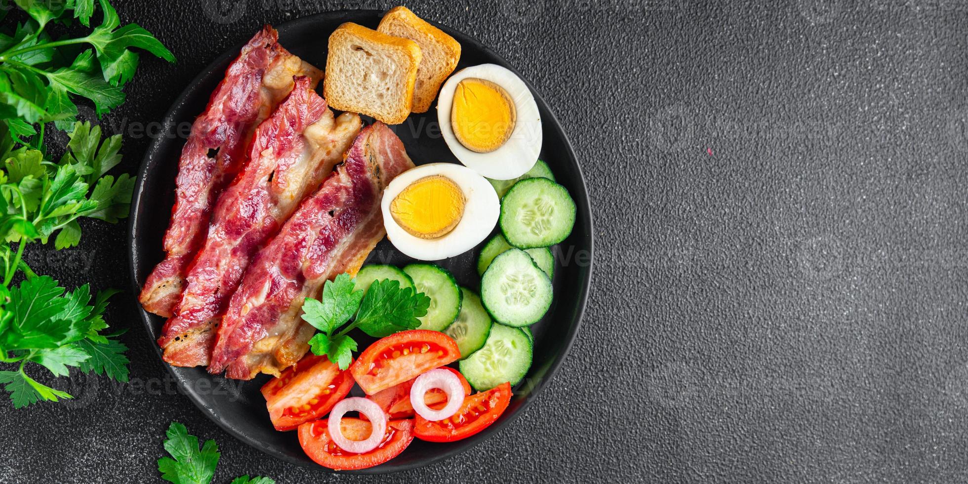 petit-déjeuner bacon, œufs, légumes repas sains collation sur l'espace de copie de la table photo