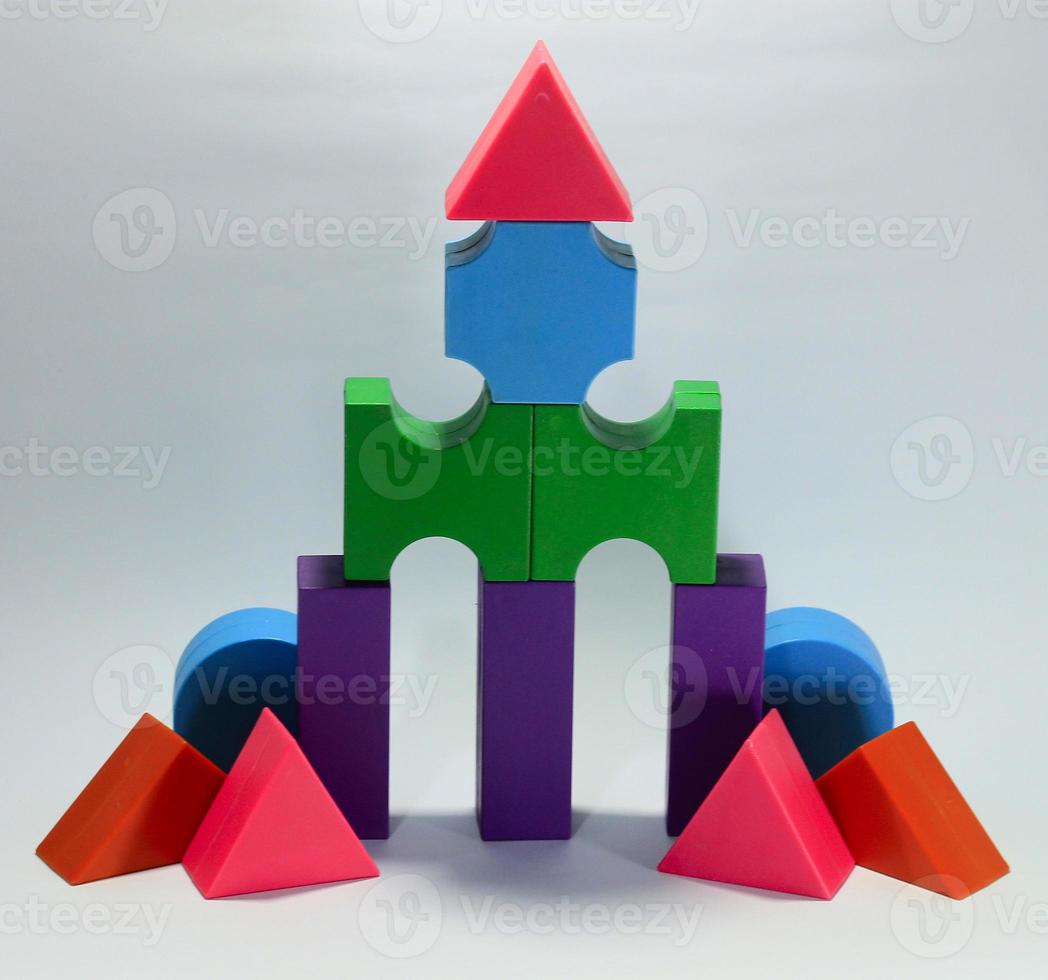 blocs de construction de jouets pour enfants uniques et colorés sur fond blanc isolé photo