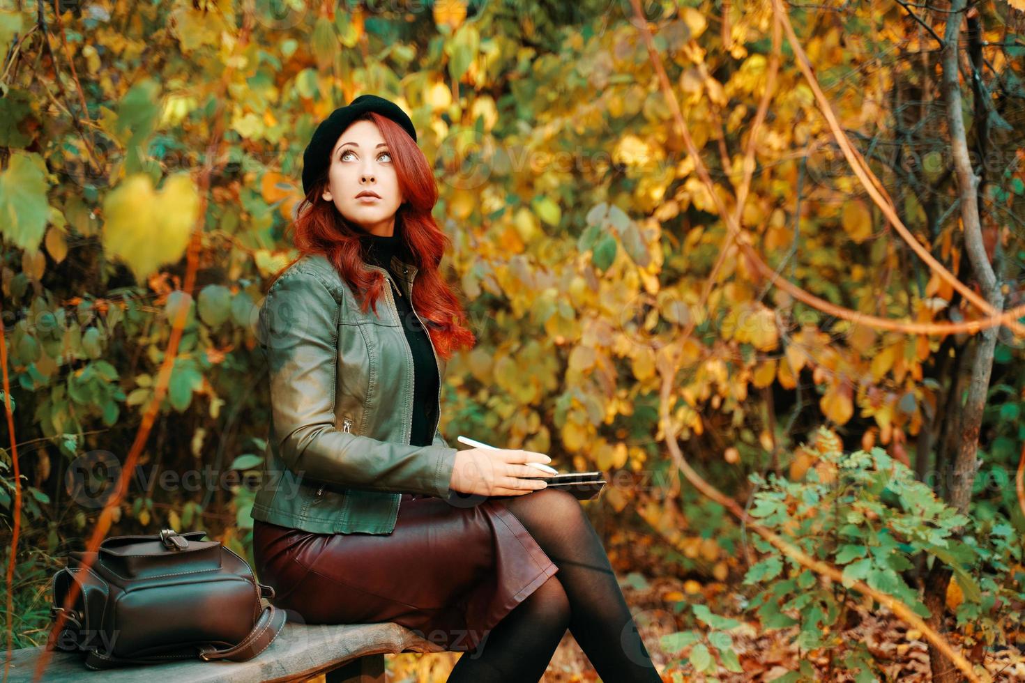 portrait d'automne d'une femme rousse. photo