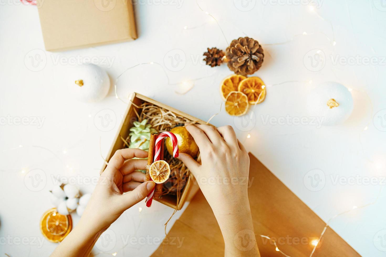 femme emballe un cadeau de Noël. photo