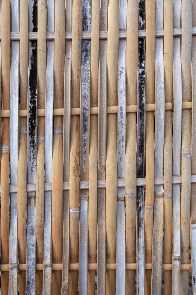 le fond de bambou est tissé dans des draps vieux et sales photo