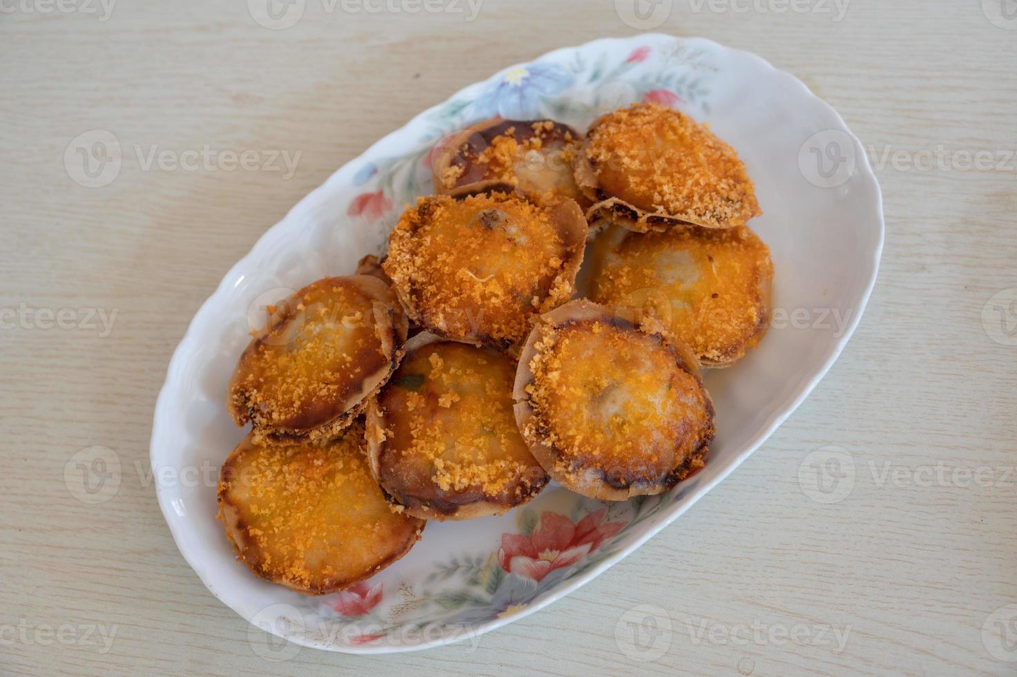 une variété de plats chinois sur la table photo