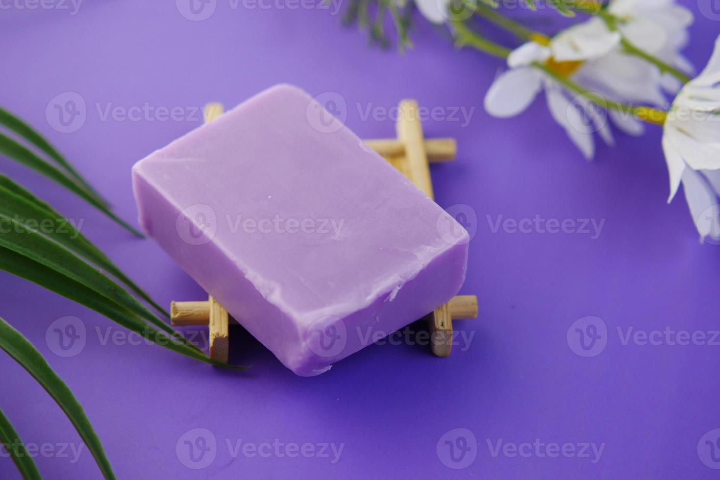 barre de savon naturel fait maison de couleur violette sur table photo