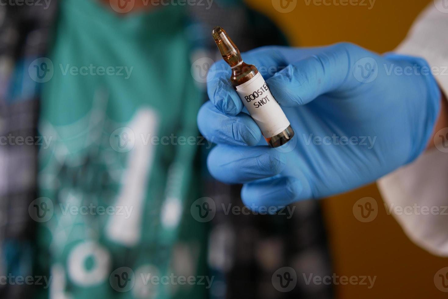 tenant une dose de rappel vaccin contre le coronavirus photo