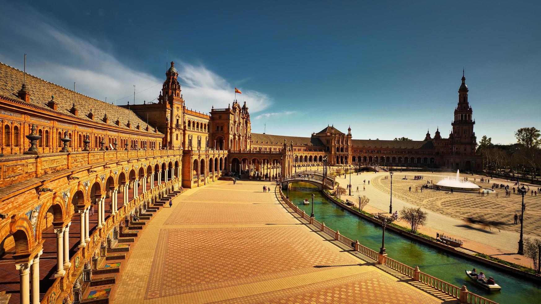 séville, espagne - 18 février 2020 - plaza de espana, place d'espagne dans le centre-ville de séville avec détails architecturaux, calèches et fontaine centrée. photo