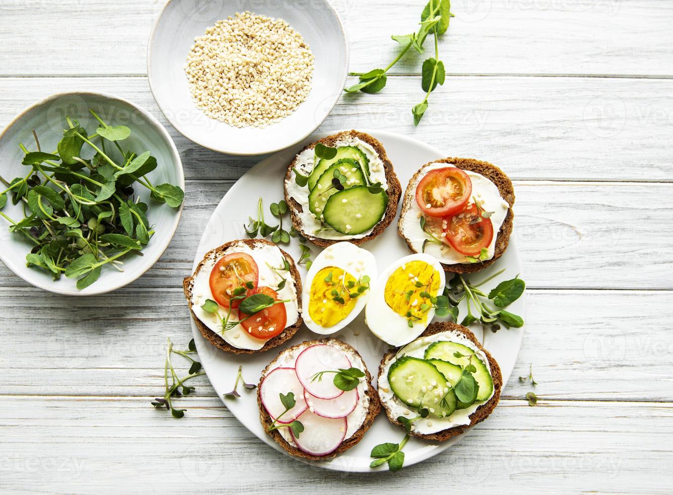 sandwichs avec des légumes sains et des micro-légumes verts photo