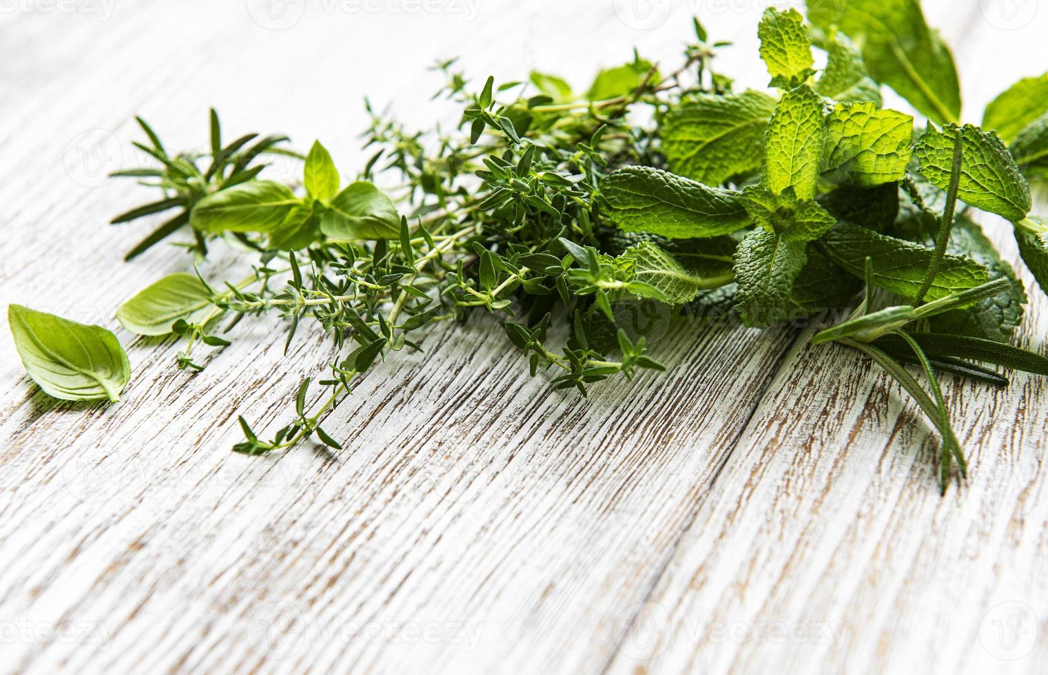 herbes fraîches coupées dans le jardin de la maison, sur une table rustique en bois photo