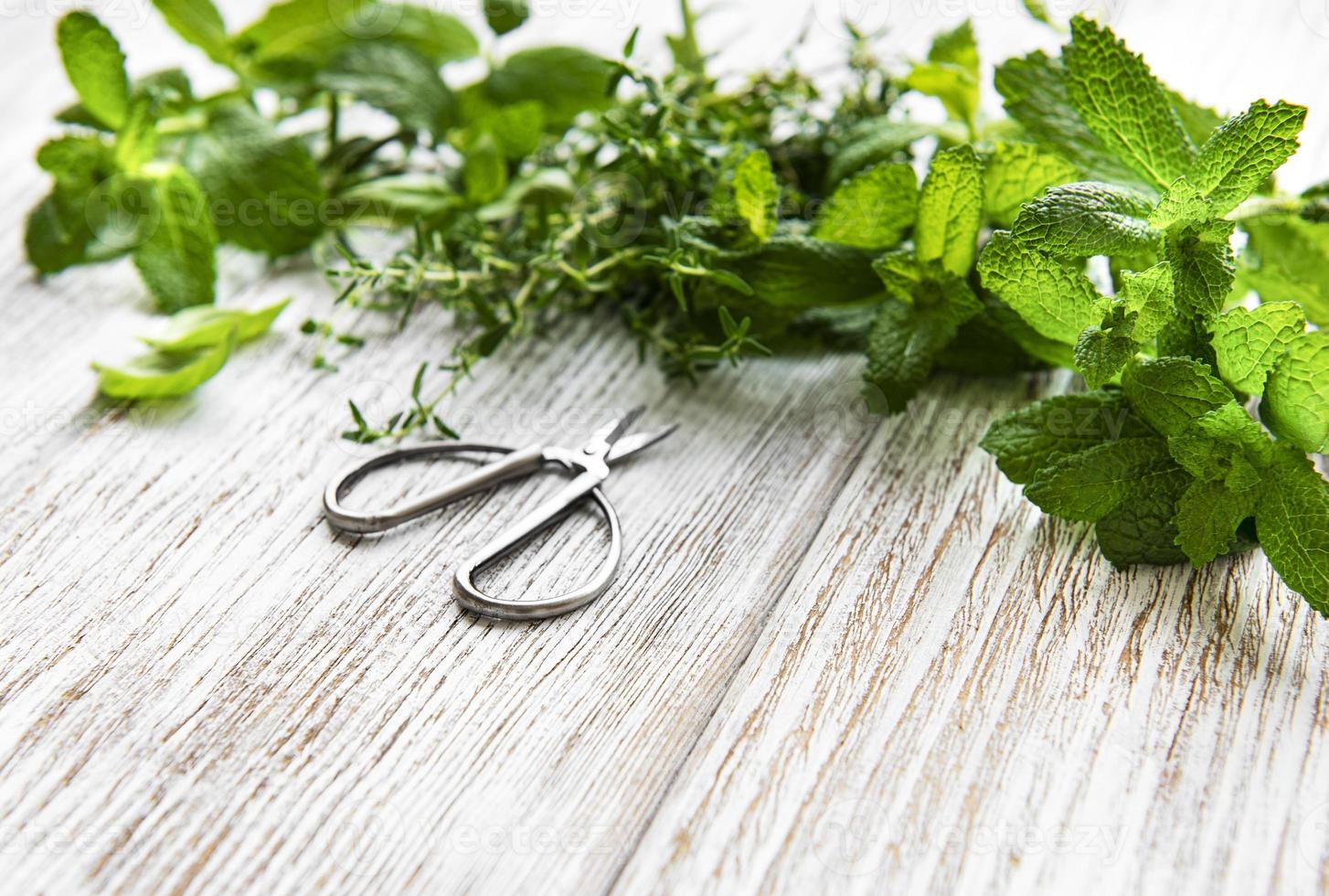 herbes fraîches coupées dans le jardin de la maison, sur une table rustique en bois photo