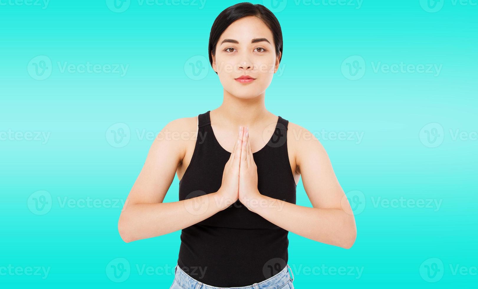 portrait d'une jolie femme asiatique et coréenne réussie montrant le geste de namaste sur fond bleu, espace de copie, concept fitness joga photo