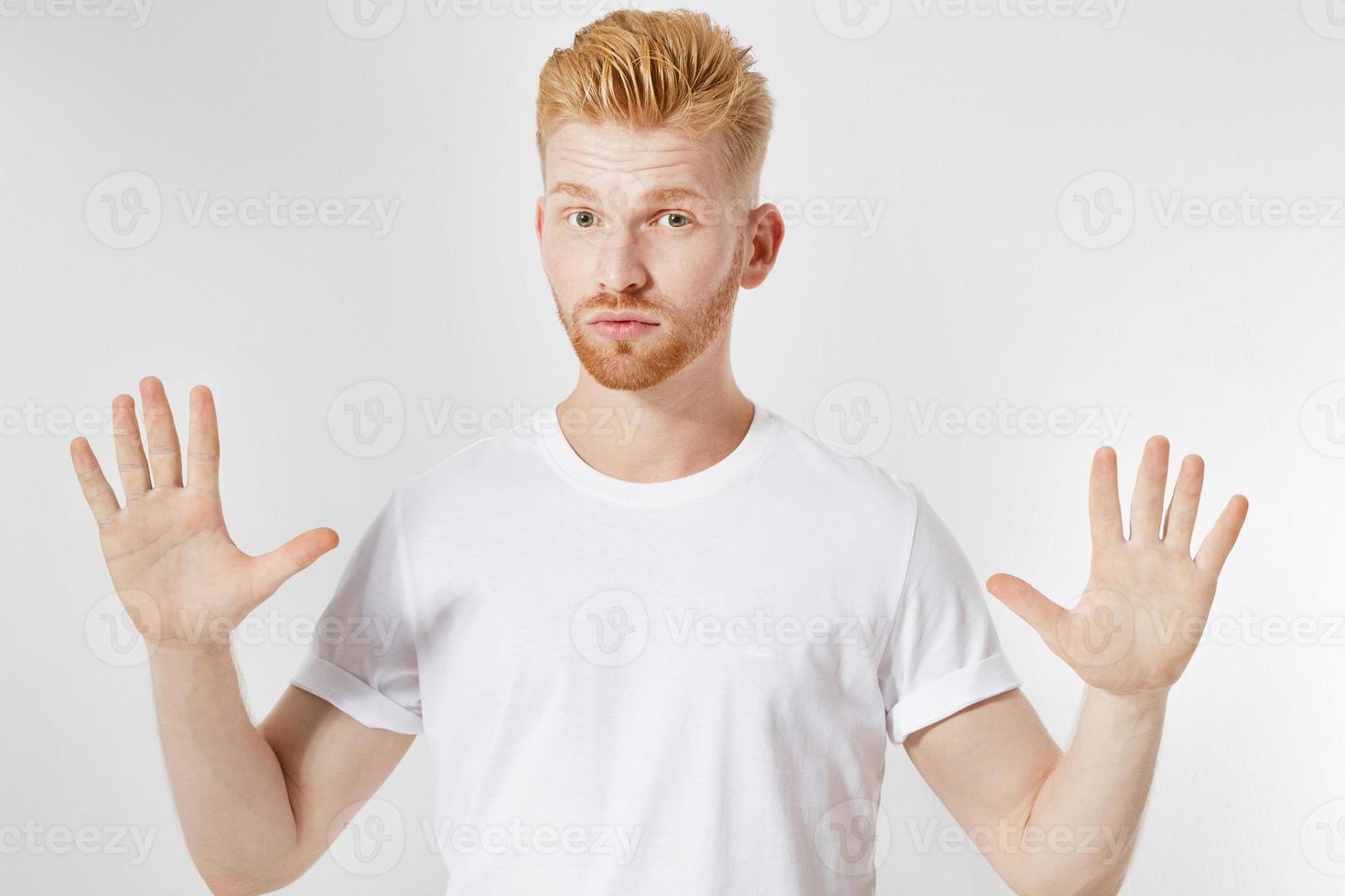 homme aux cheveux roux avec un signe d'apaisement - isolé, homme montrant un signe d'apaisement, concept de peur, s'il vous plaît, allez-y doucement, restez au frais photo